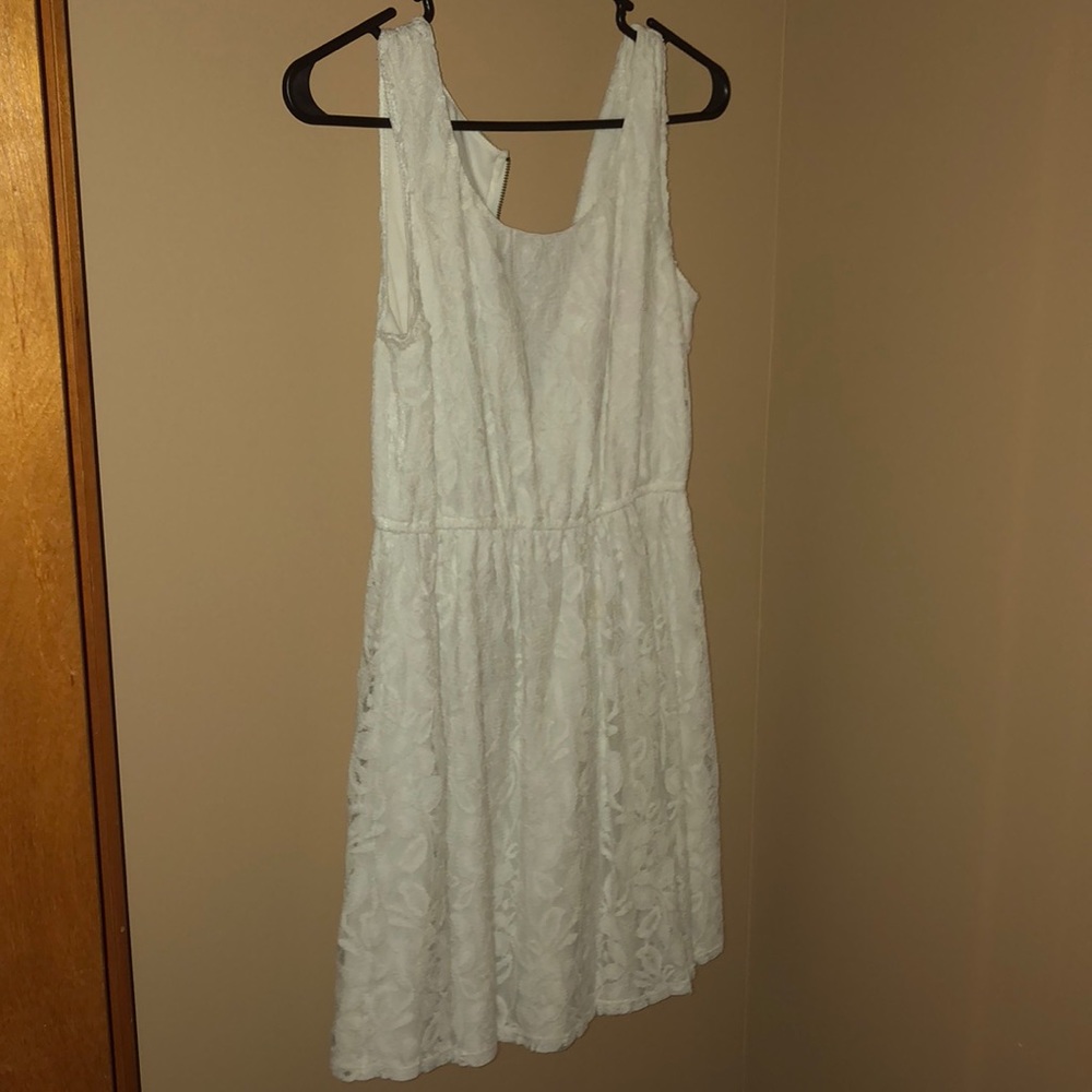 White sleeveless lacy dress
